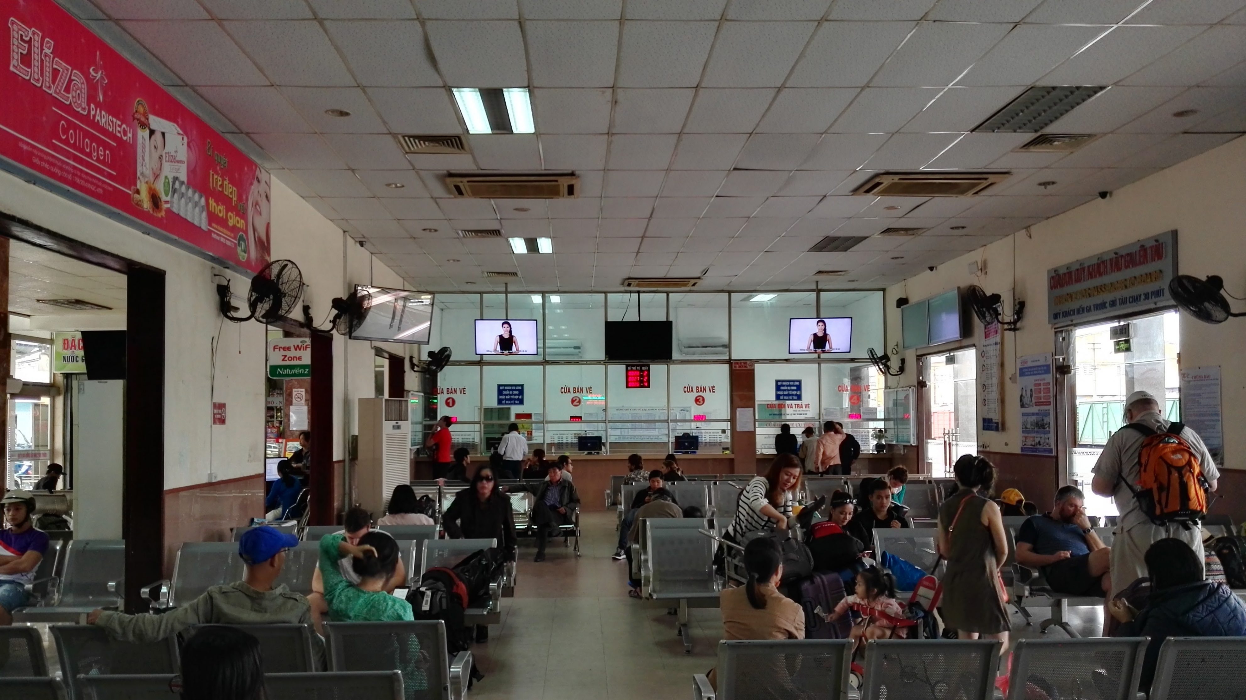 The waiting area at Da Nang Train Station.